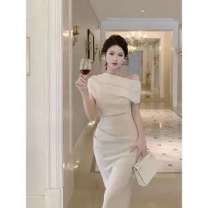 Đầm body lệch vai dáng dài màu kem